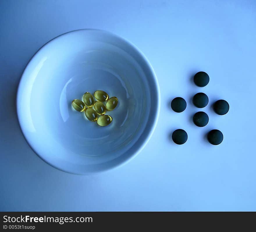 Pills of spirulina and garlic