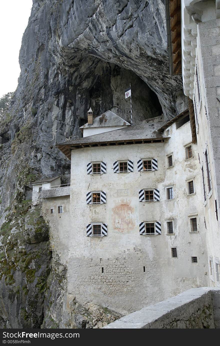 Castle in a cave Castello costruito all'ingresso di una grotta. Castle in a cave Castello costruito all'ingresso di una grotta