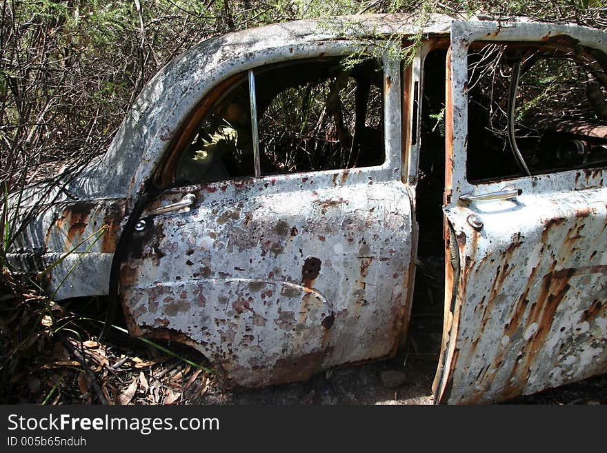 VINTAGE CAR WRECKAGE