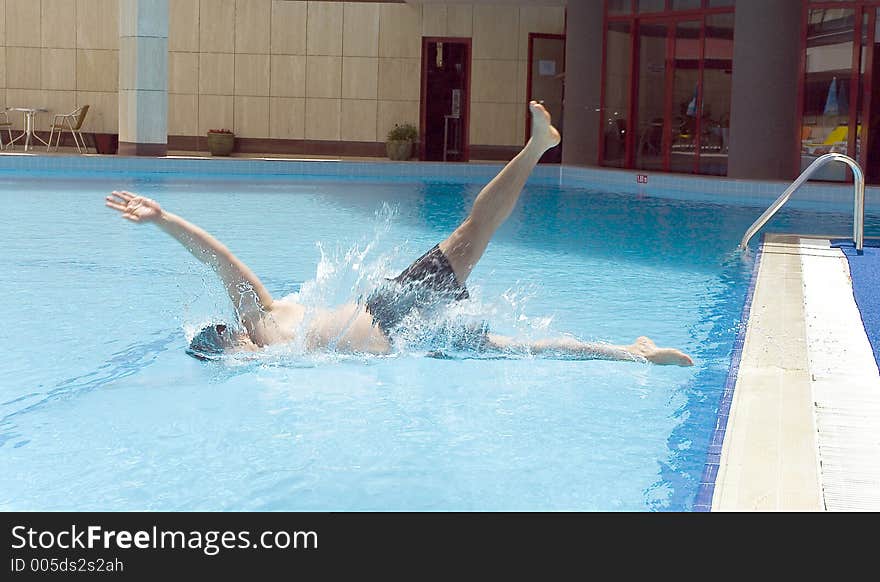 A fat man fals into the pool. A fat man fals into the pool