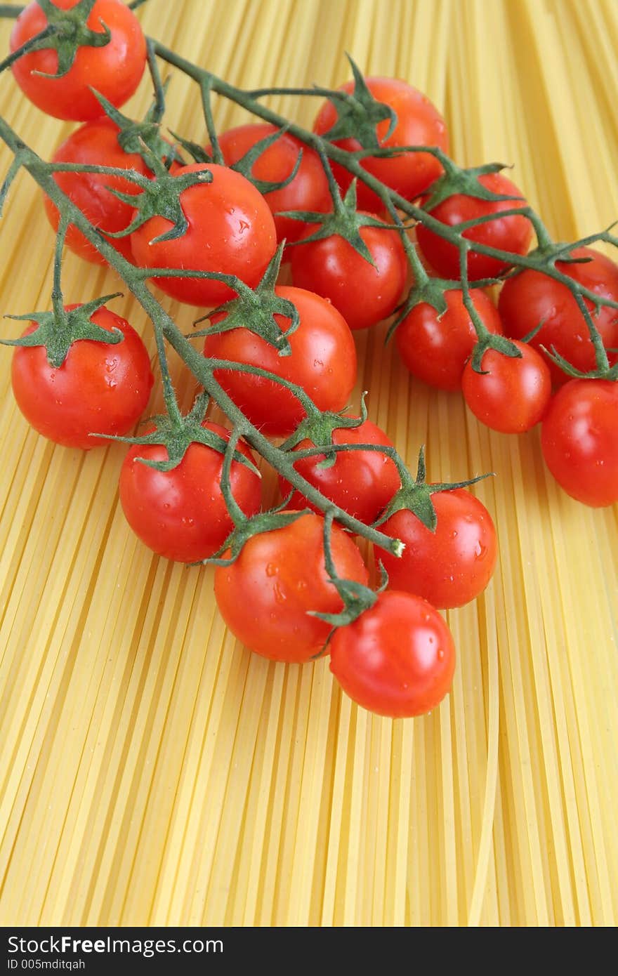 Tomatoes with raw spaghetti