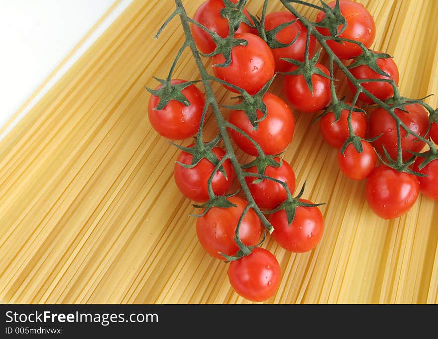 Tomatoes with raw spaghetti