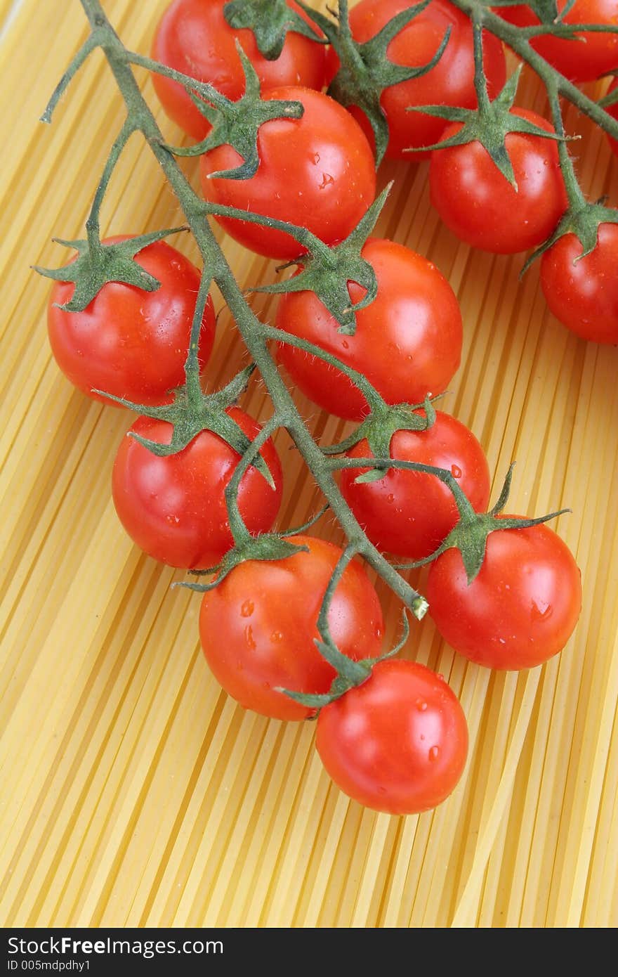 Tomatoes with raw spaghetti