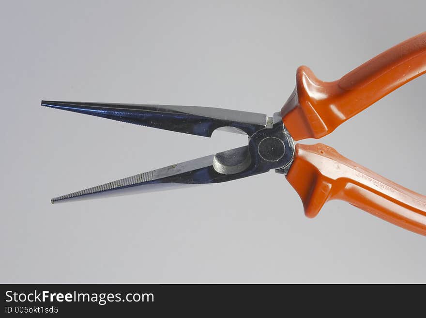 Needle-nosed pliers 03