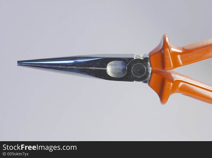 Needle-nosed pliers 04