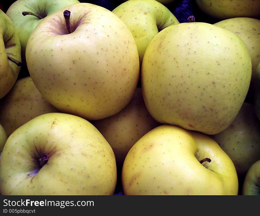 A pile of yellow apples