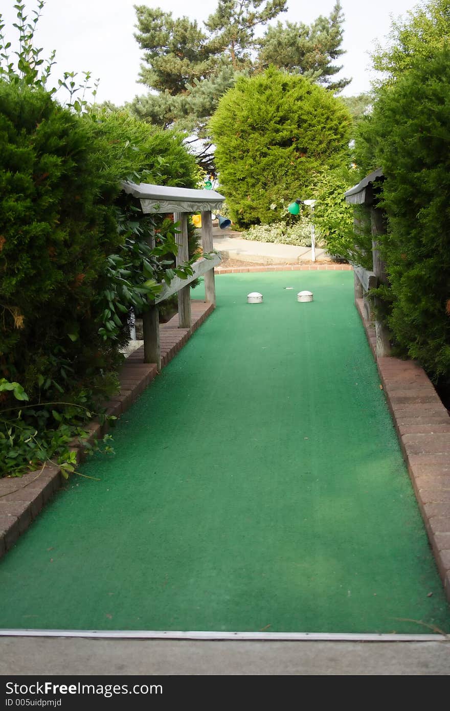 Miniature golf hole