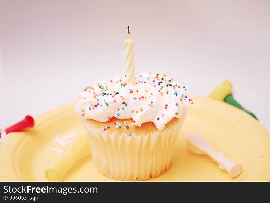 Pink toned birthday cupcake setting, complete with confetti and baloons. Pink toned birthday cupcake setting, complete with confetti and baloons