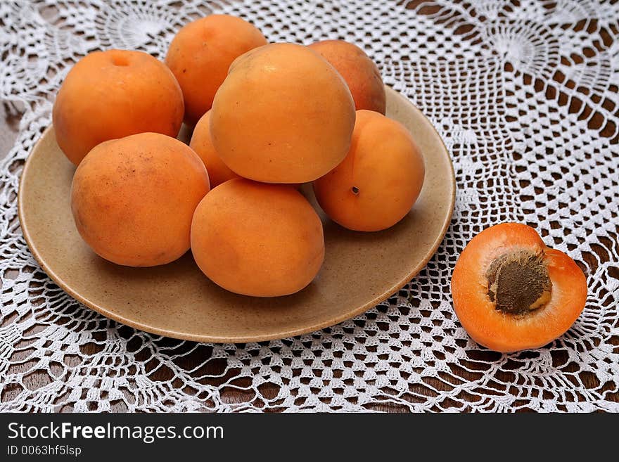 A palate of apricots