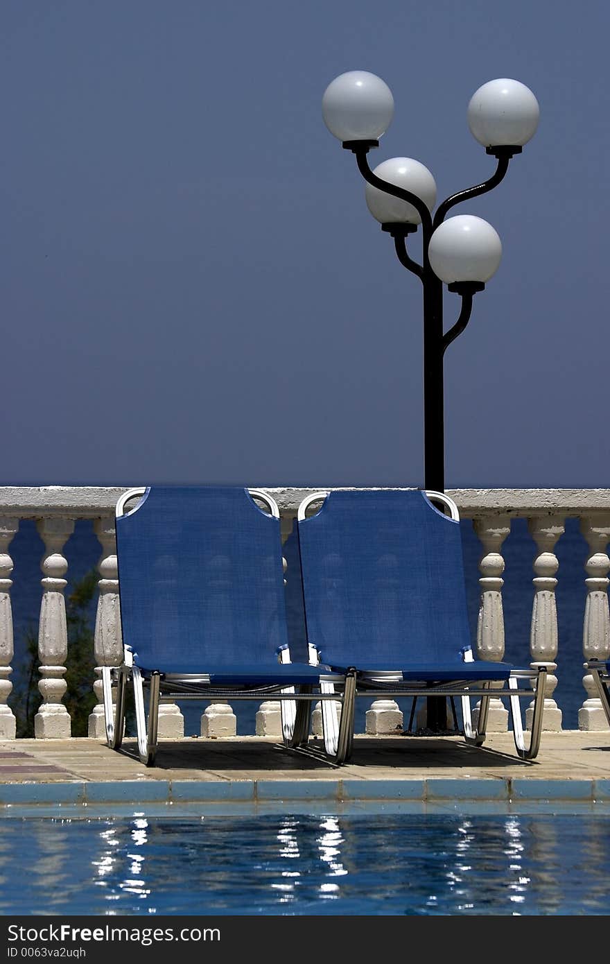 2 beds at a swingingpool with view over the Ionian Sea. 2 beds at a swingingpool with view over the Ionian Sea.