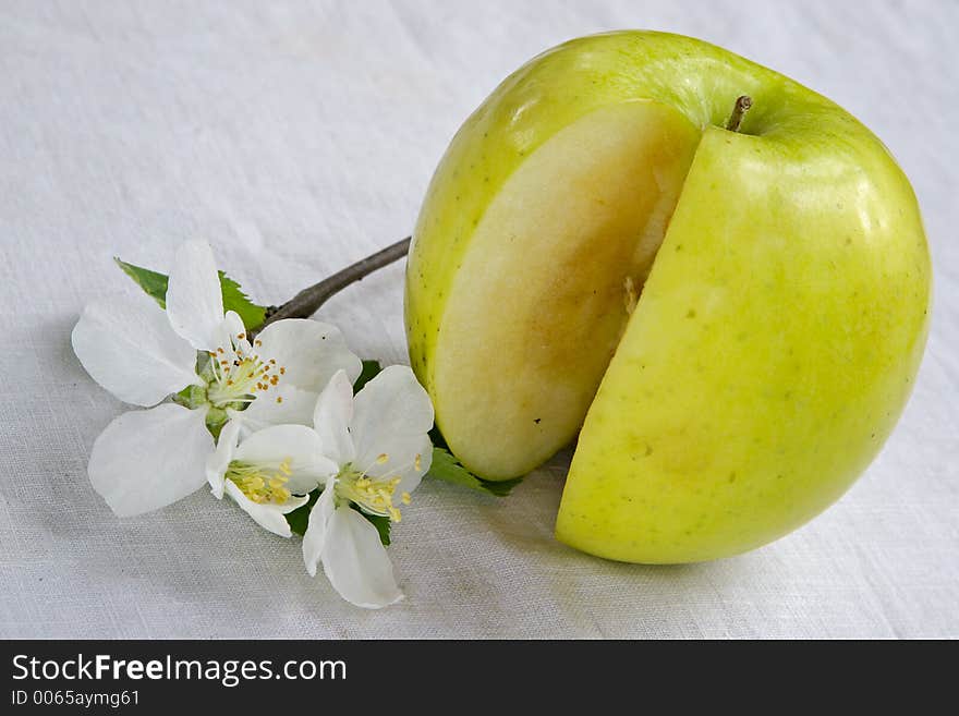 The green apple is very vitamin-rich, especially if itself grow up crop. The green apple is very vitamin-rich, especially if itself grow up crop