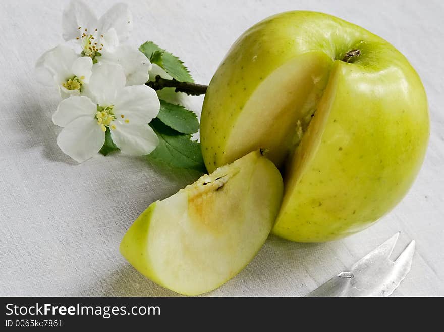 The green apple is very vitamin-rich, especially if itself grow up crop. The green apple is very vitamin-rich, especially if itself grow up crop