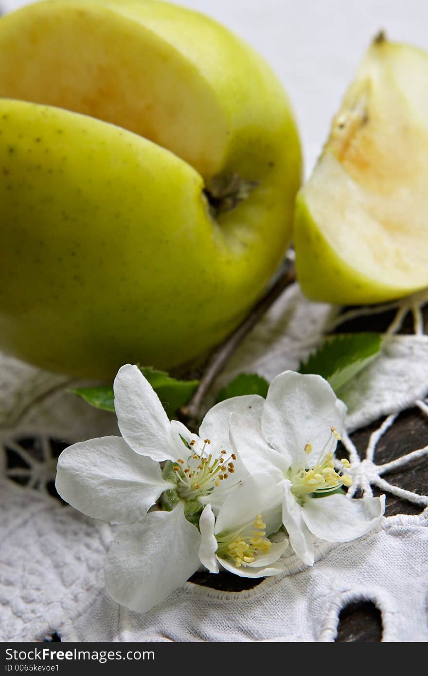 The green apple is very vitamin-rich, especially if itself grow up crop. The green apple is very vitamin-rich, especially if itself grow up crop