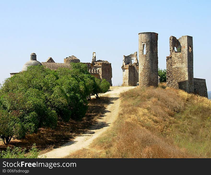 Castle with origin in the times of Rome and vestigios of the Muslim invasions, keeps the architectonic lines of séc.XII. It is placed in the district of Èvora, city of Montemor, Portugal. Castle with origin in the times of Rome and vestigios of the Muslim invasions, keeps the architectonic lines of séc.XII. It is placed in the district of Èvora, city of Montemor, Portugal.