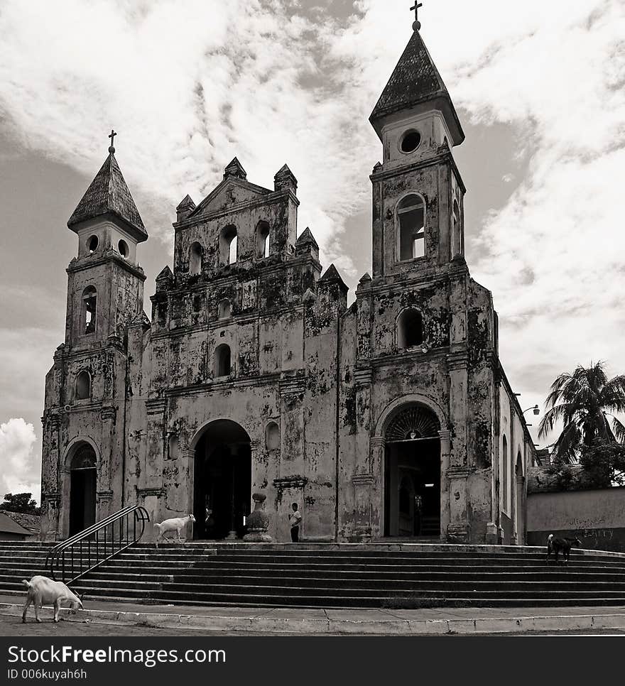 Black and white image of san fransisco church granada