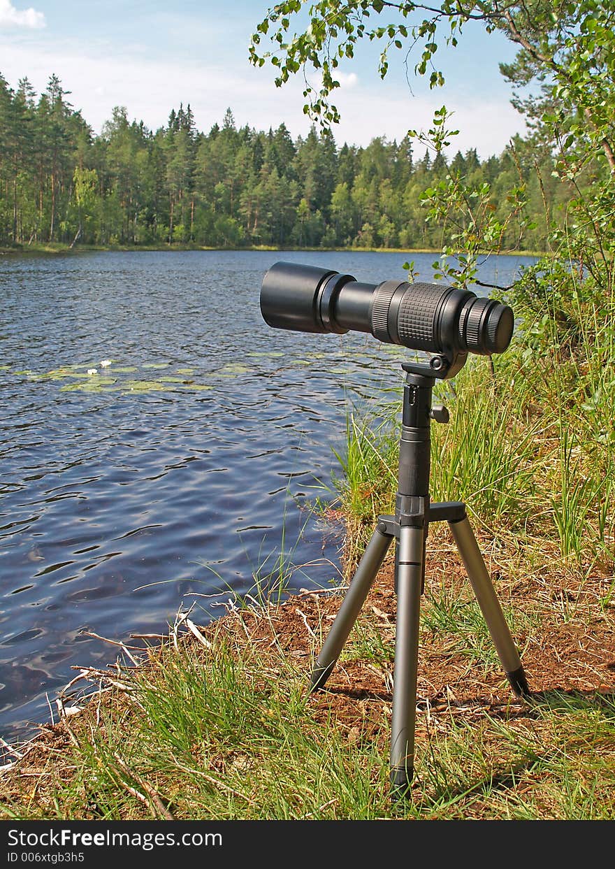 Telephoto zoom lens on a tripod prepared to shoot water lilies