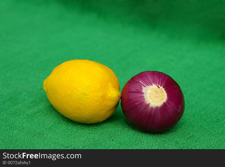 Lemon an red onion zoomed