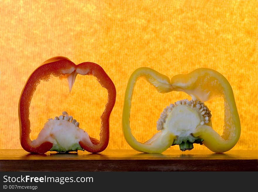 Red and yellow pepper slices