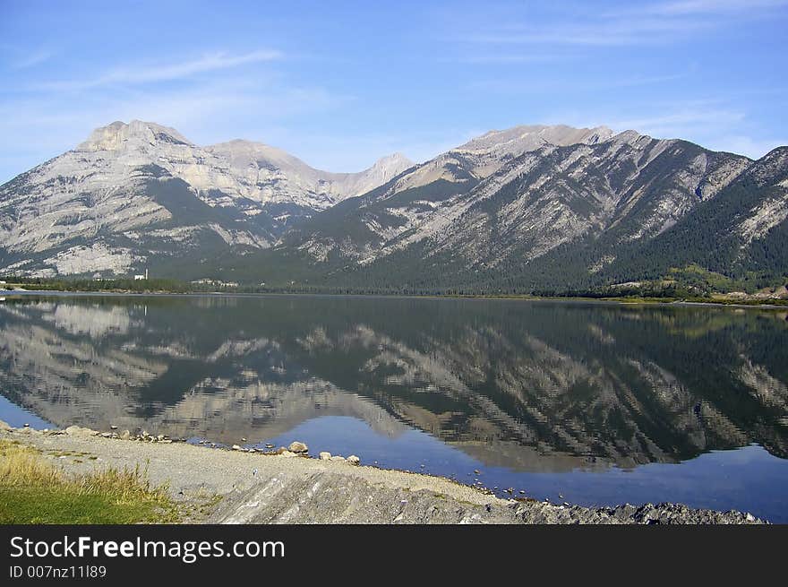 The reflection of the chine in the lake