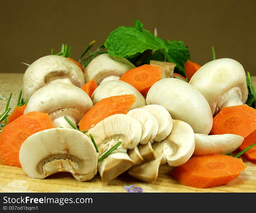 Sliced mushrooms whit vegetables and herbs