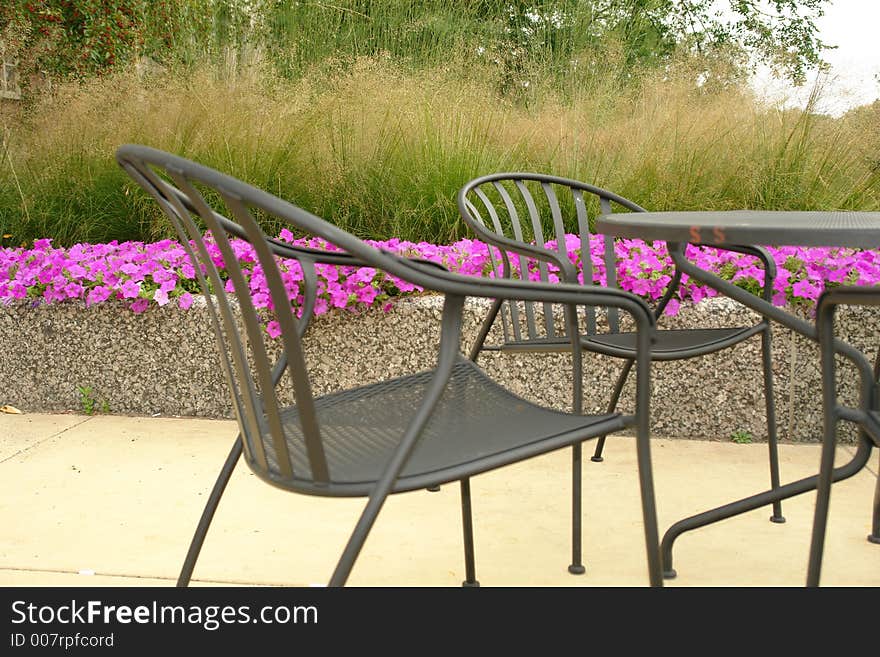 A picture of chairs outdoors  neatly availible for seating. A picture of chairs outdoors  neatly availible for seating