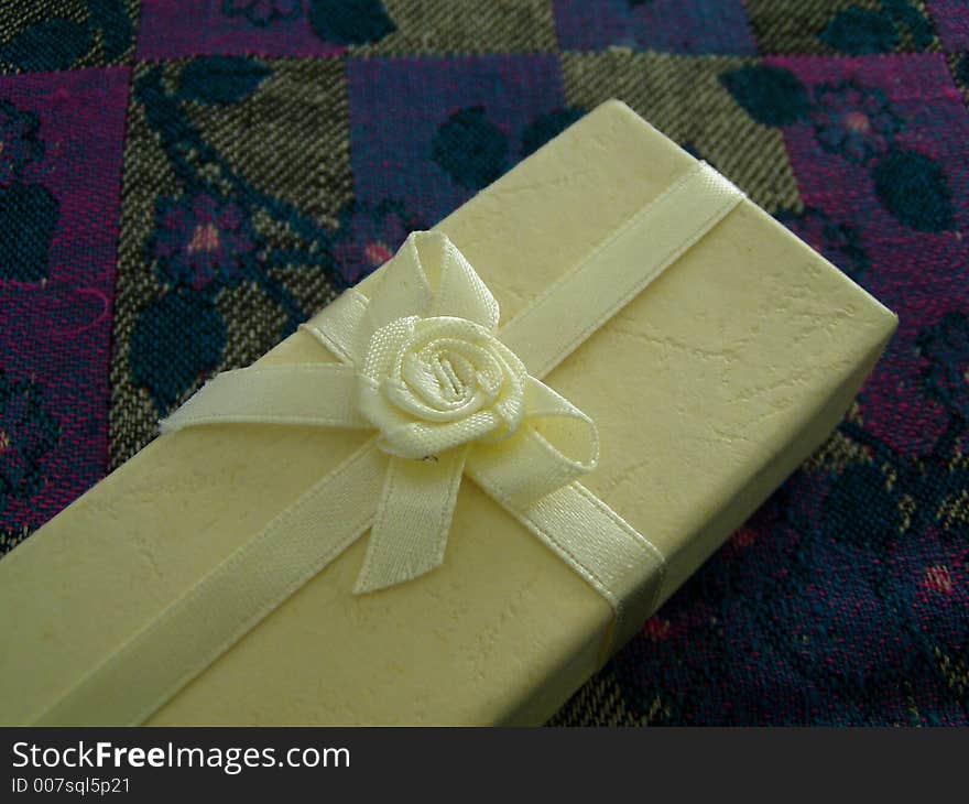 A gift beautifuly decorated with ribbons