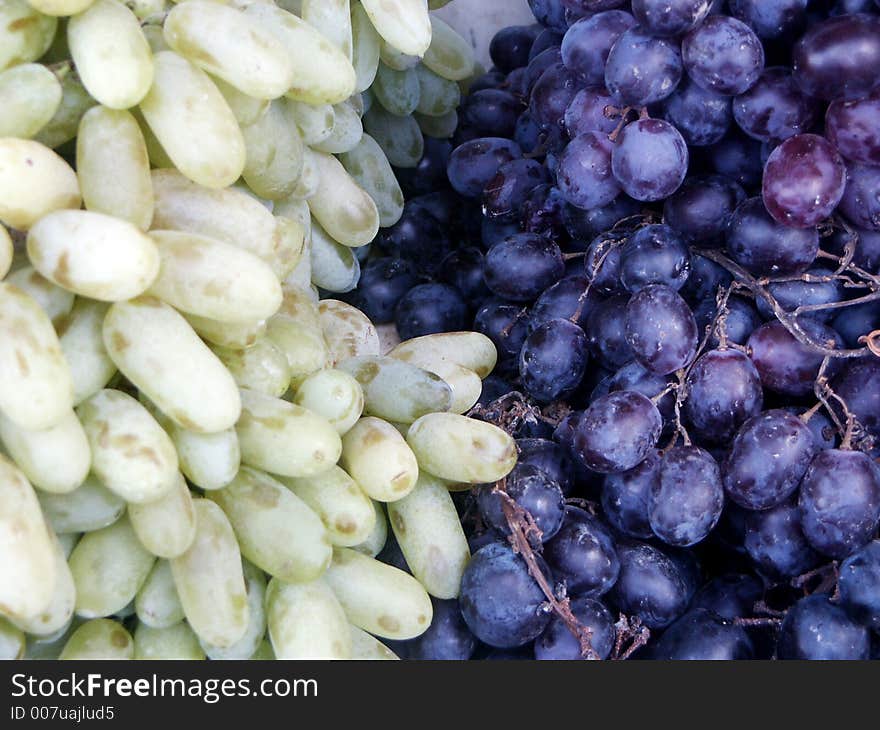 Two different grades of grapes, black and white