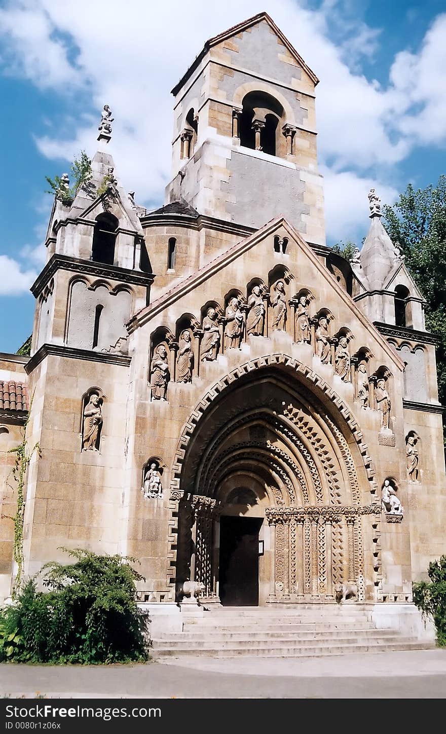 Vajdahunyad Vár, romanesque chapel. Budapest (2005)
its a copy of that of the Benedictine church in Ják