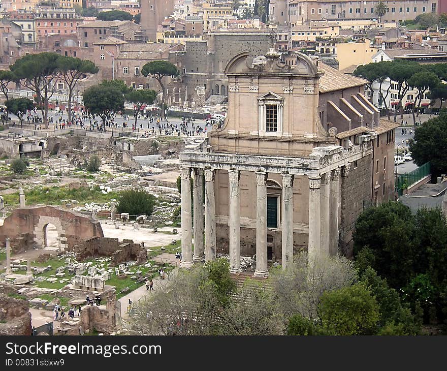 Antonino e Faustina Temple