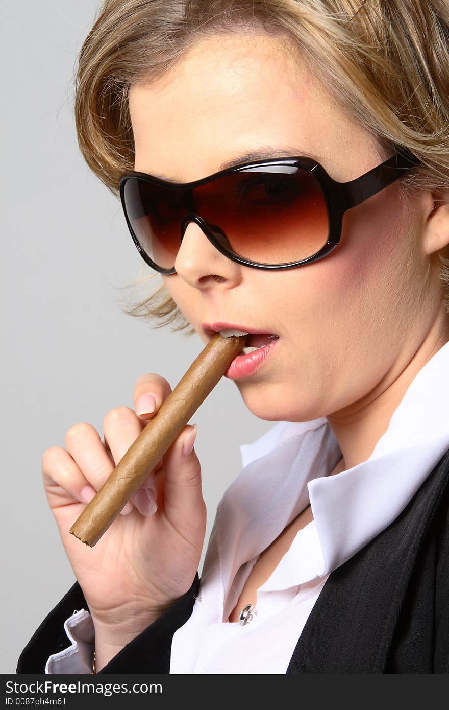 Blond woman smoking a cigar with sunglasses