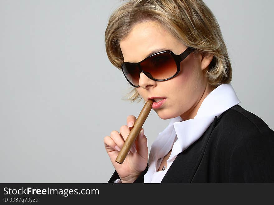 Blond woman smoking a cigar with sunglasses