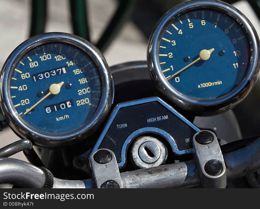 Speed meter and revolutions counter of a motorbike