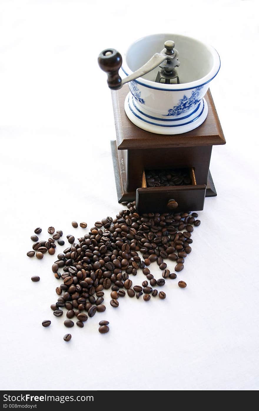 Old coffe grinder with coffee