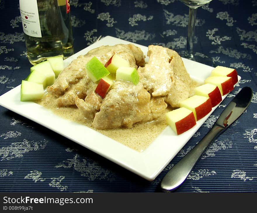 Chicken breast for gourmets whit mustard sauce and apples