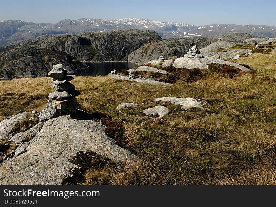 Picture of mountain lake and rocks in central Norway.