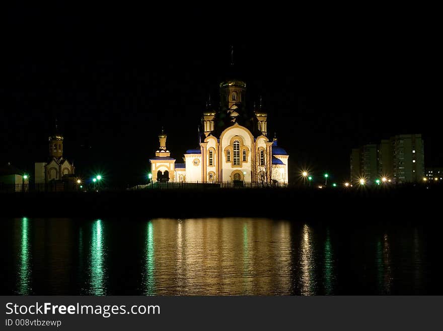 Photo night church and lake