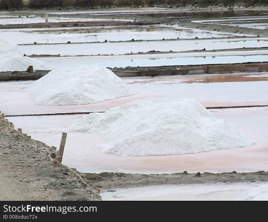 Is this a montain of salt or of snow. Is this a montain of salt or of snow