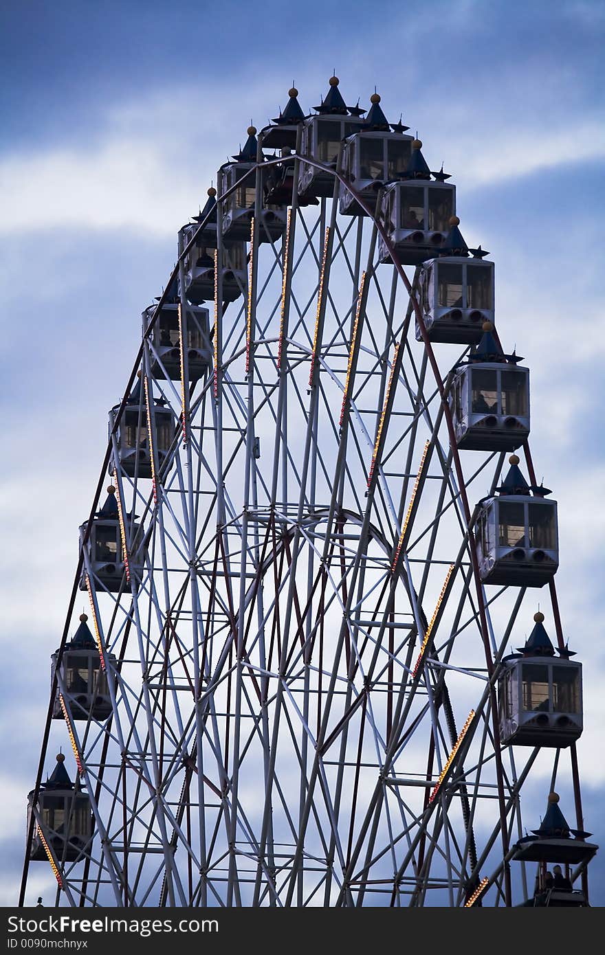 An evening ferris wheel at an amusement park