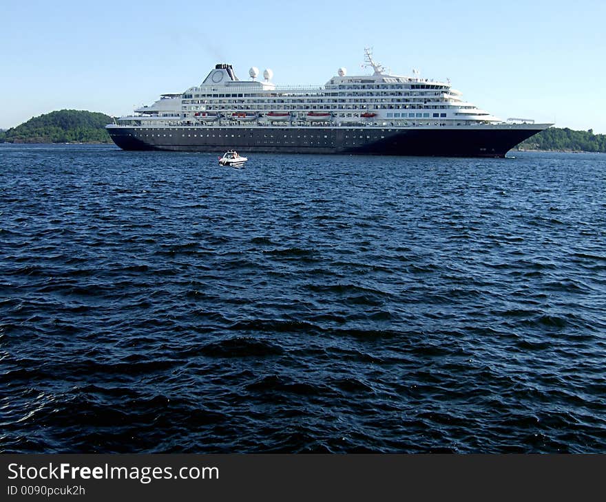 Picture of cruiser departing from harbour.