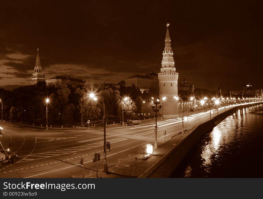 Night Moscow. The Kremlin wall along the river of Moscow.