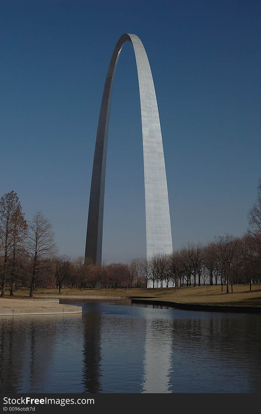 Saint Louis Arch with its reflection on the pond. Saint Louis Arch with its reflection on the pond