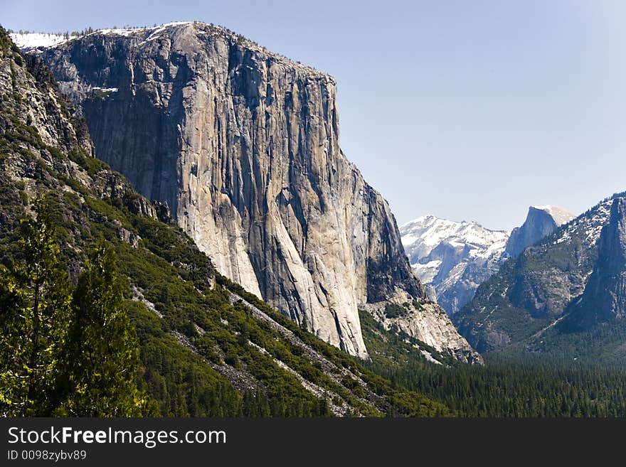 El Capitan monolyth rock formation in the Yosemite valley