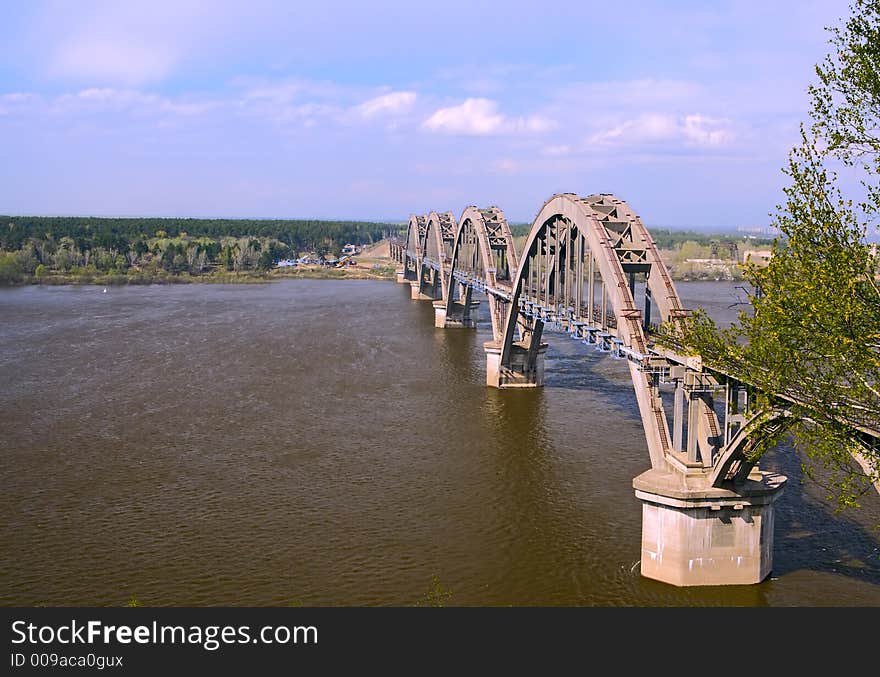 A huge brige over a river. A huge brige over a river