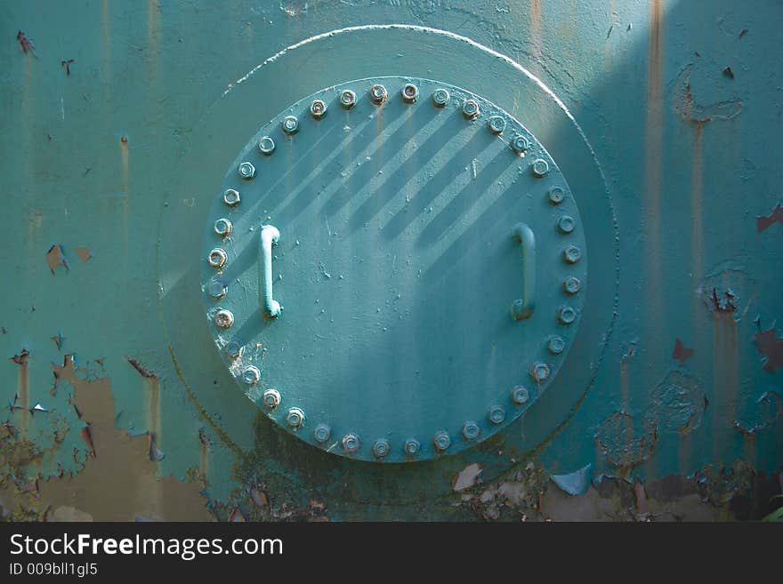 Bolted-on access hatch to an industrial tank