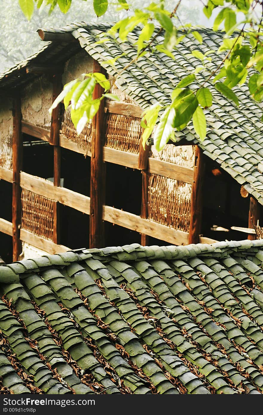 Break-up folk house with wooden girder