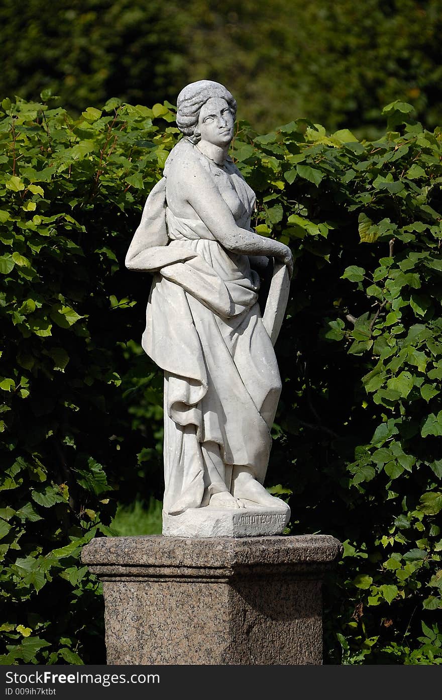 Statue of woman stand in green park