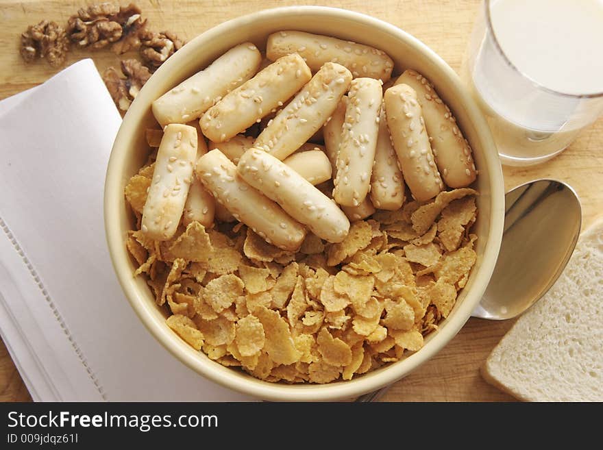 Corn flakes in a yelow plate. Corn flakes in a yelow plate.