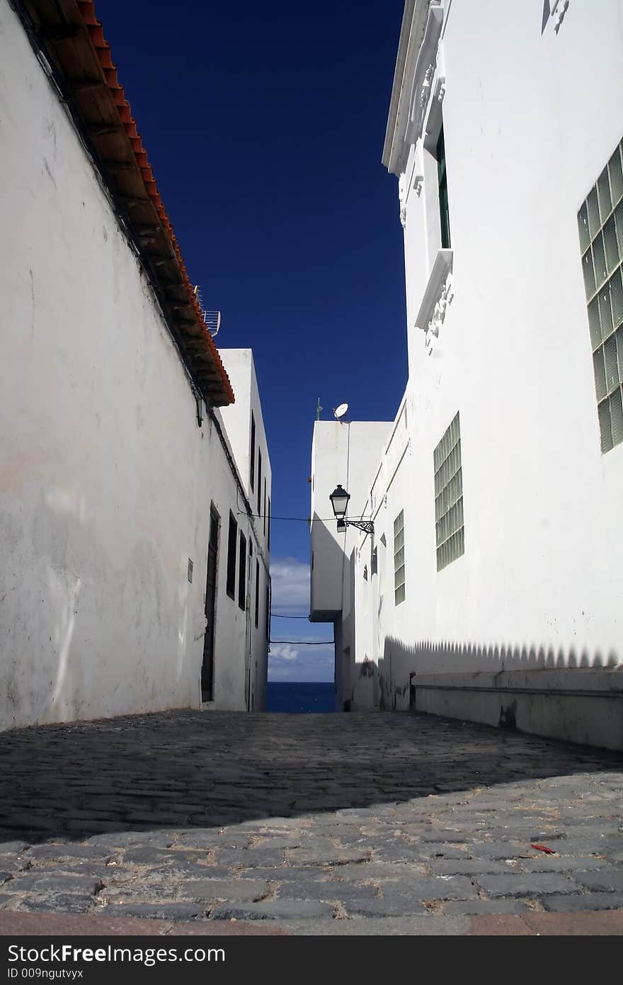 Alley towards the ocean