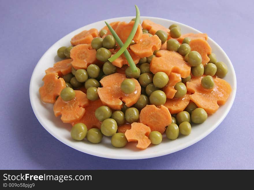 Cut carrots and green peas. Cut carrots and green peas.