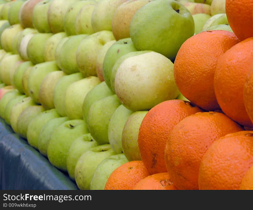 Apples and oranges on the market. Apples and oranges on the market